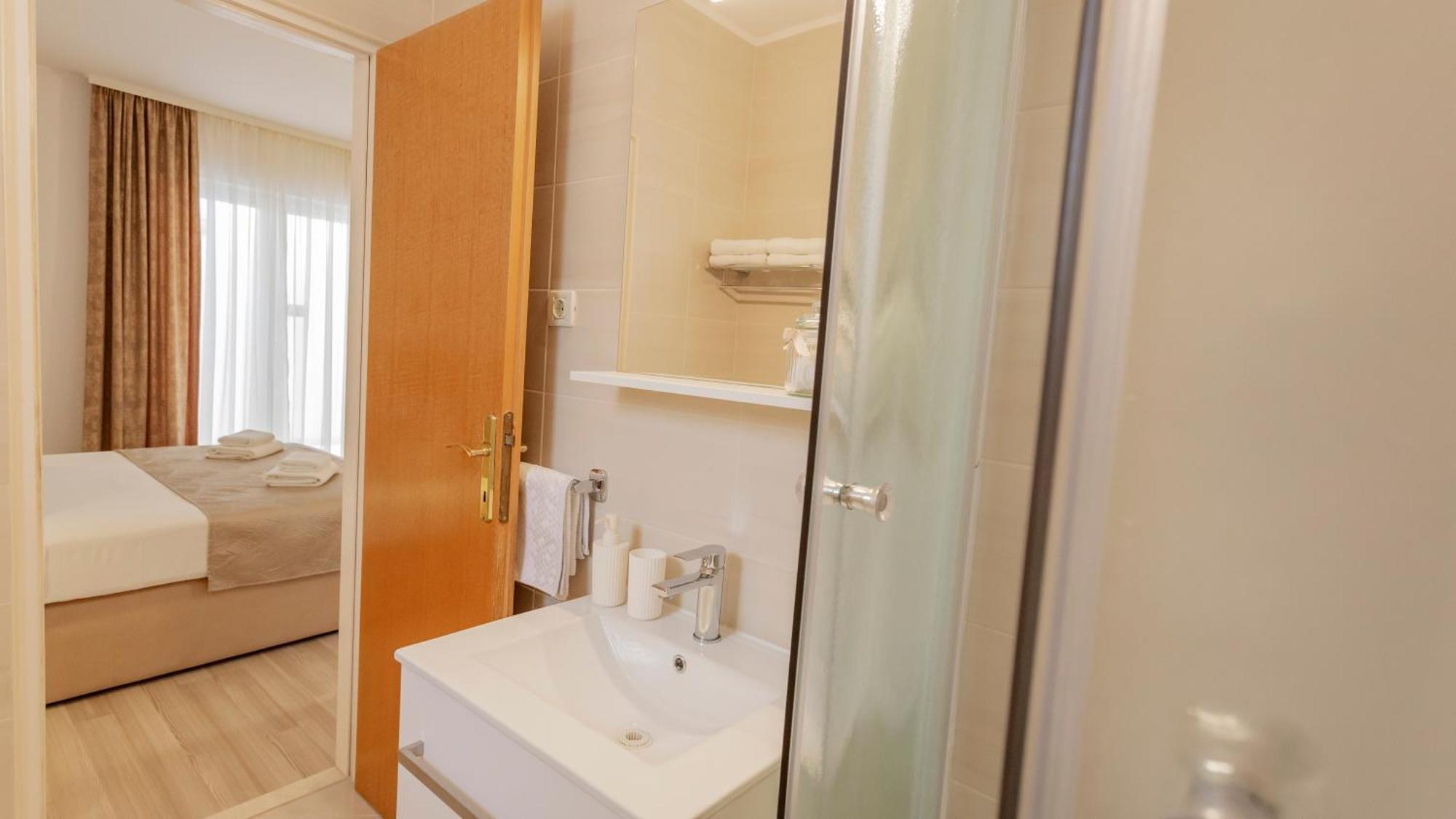 Baska Voda Apartments - Steps From The Beach, Free Parking, Central Location Bagian luar foto